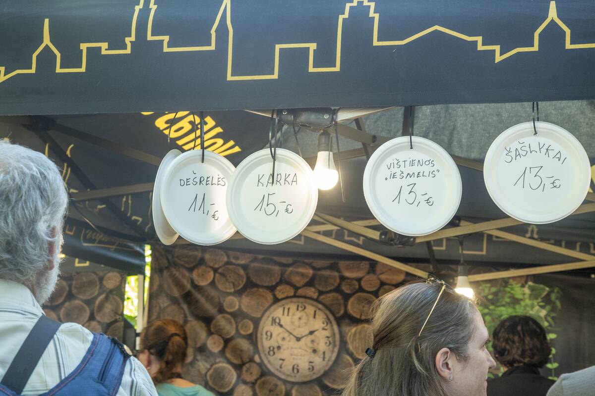 Jono Kalnelyje susibūrę klaipėdiečiai ir miesto svečiai mėgaujasi Joninių švente