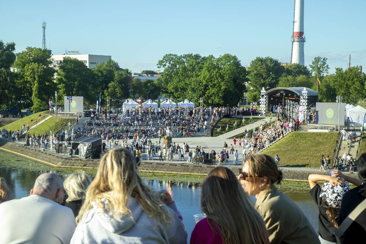 Jono Kalnelyje susibūrę klaipėdiečiai ir miesto svečiai mėgaujasi Joninių švente
