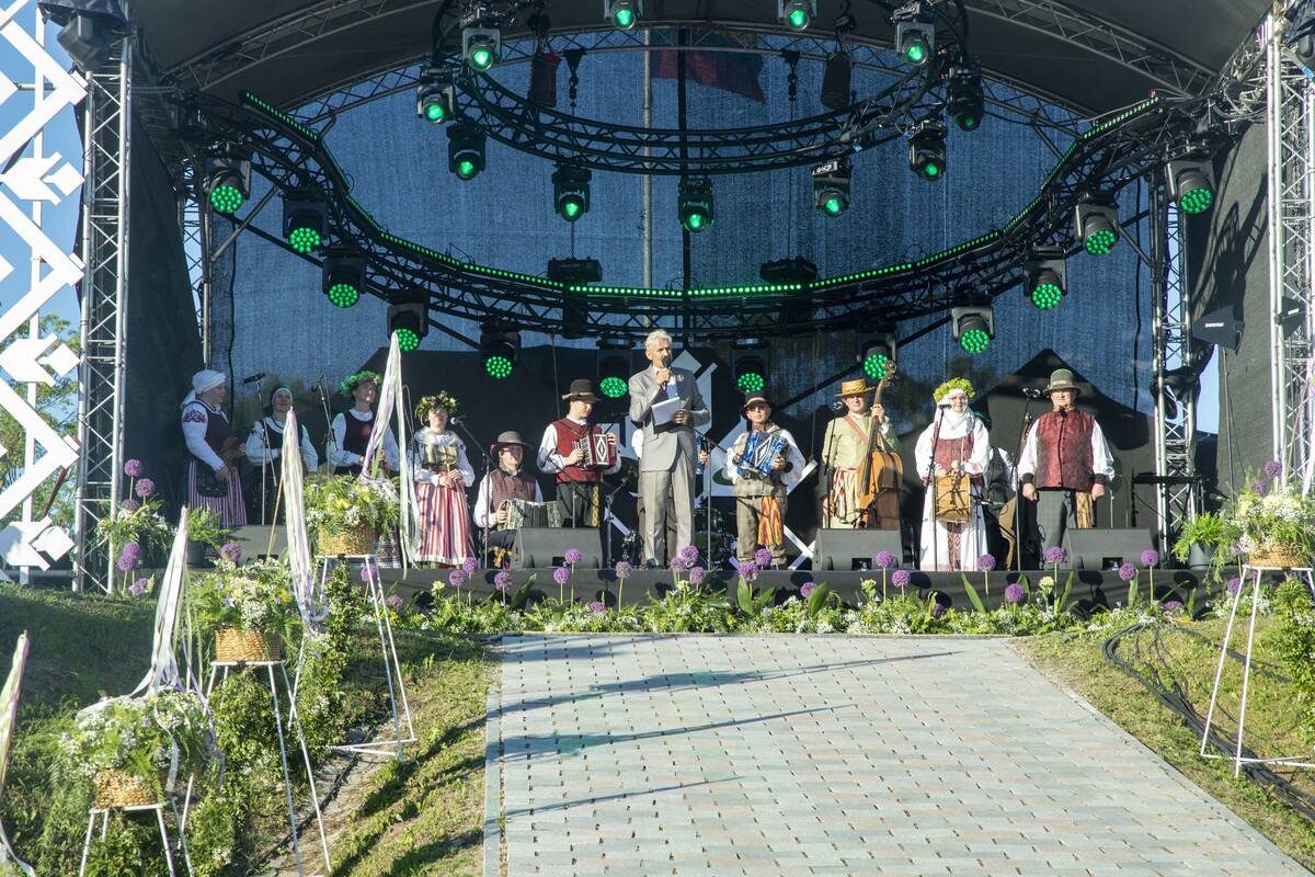 Jono Kalnelyje susibūrę klaipėdiečiai ir miesto svečiai mėgaujasi Joninių švente