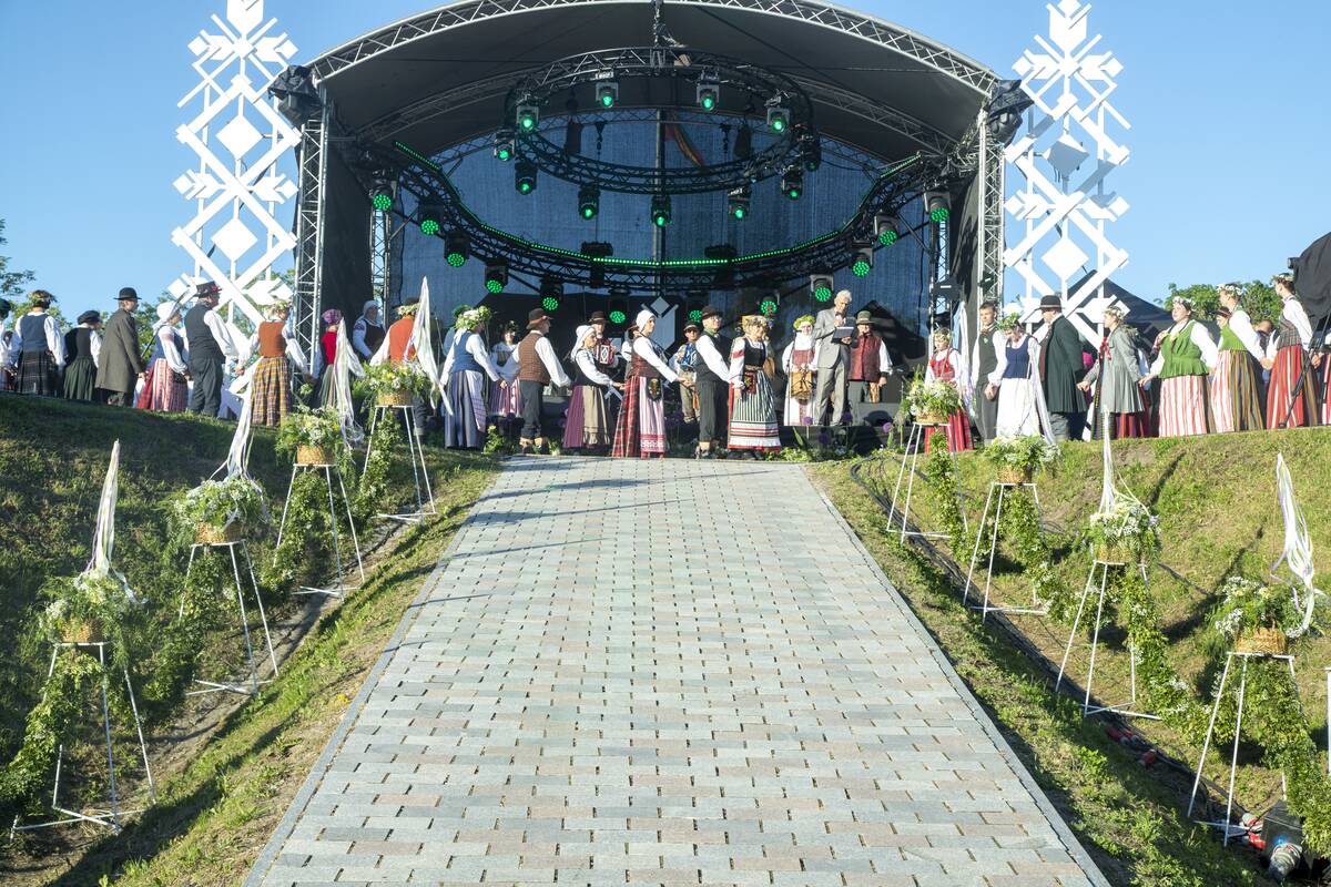 Jono Kalnelyje susibūrę klaipėdiečiai ir miesto svečiai mėgaujasi Joninių švente