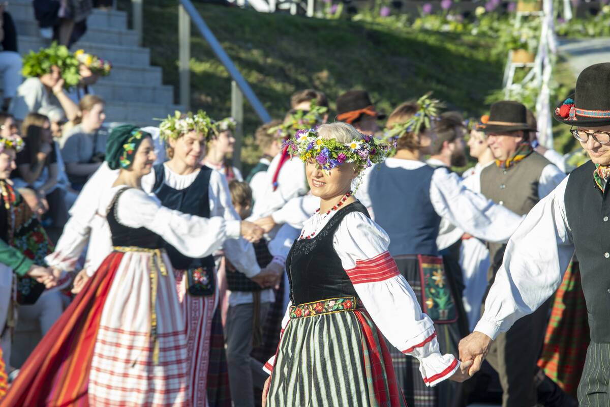 Jono Kalnelyje susibūrę klaipėdiečiai ir miesto svečiai mėgaujasi Joninių švente