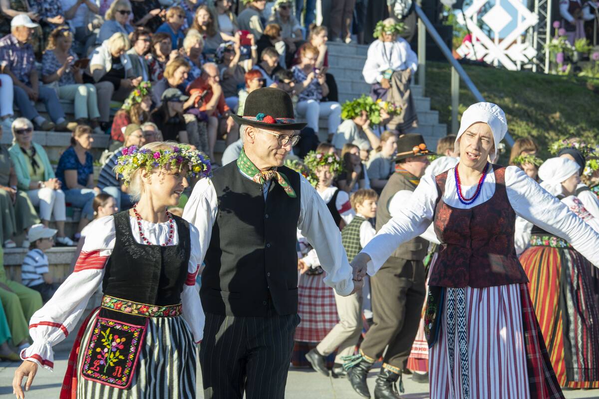 Jono Kalnelyje susibūrę klaipėdiečiai ir miesto svečiai mėgaujasi Joninių švente