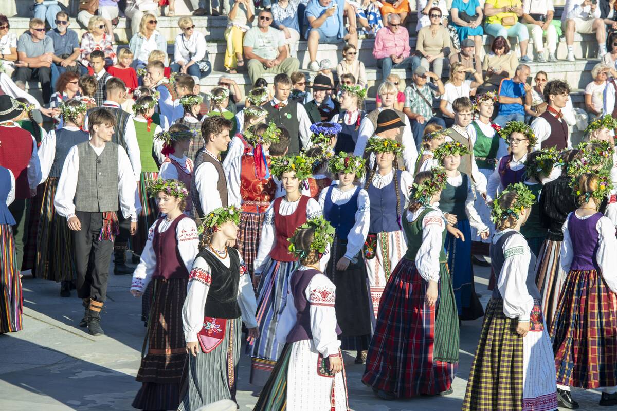 Jono Kalnelyje susibūrę klaipėdiečiai ir miesto svečiai mėgaujasi Joninių švente