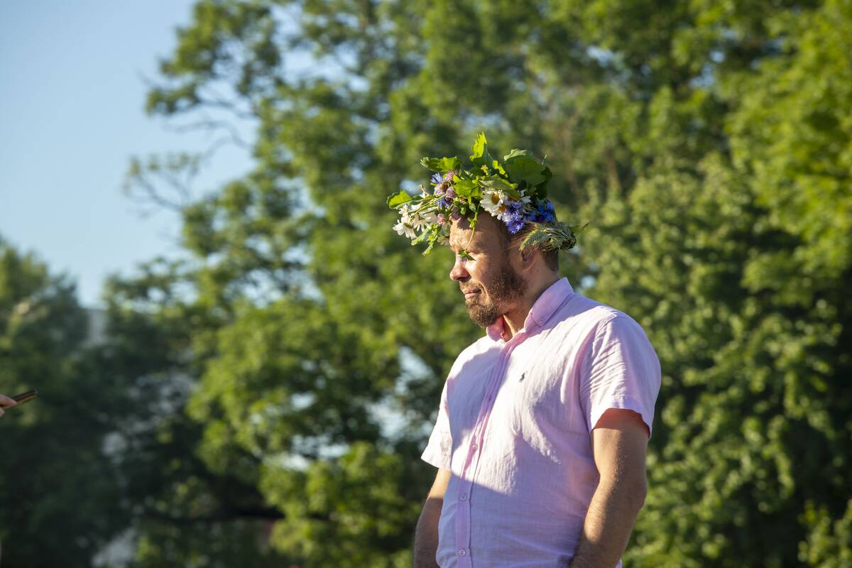 Jono Kalnelyje susibūrę klaipėdiečiai ir miesto svečiai mėgaujasi Joninių švente