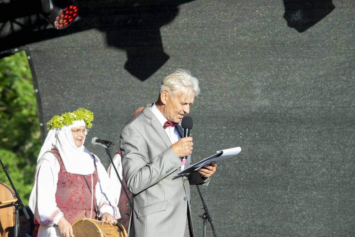 Jono Kalnelyje susibūrę klaipėdiečiai ir miesto svečiai mėgaujasi Joninių švente