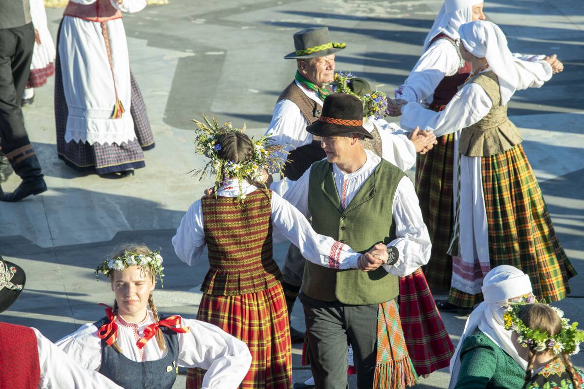 Jono Kalnelyje susibūrę klaipėdiečiai ir miesto svečiai mėgaujasi Joninių švente