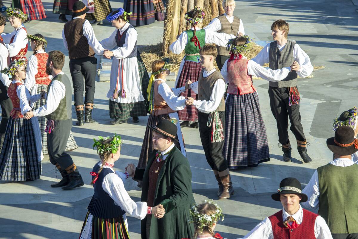 Jono Kalnelyje susibūrę klaipėdiečiai ir miesto svečiai mėgaujasi Joninių švente