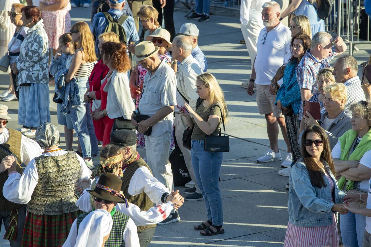 Jono Kalnelyje susibūrę klaipėdiečiai ir miesto svečiai mėgaujasi Joninių švente