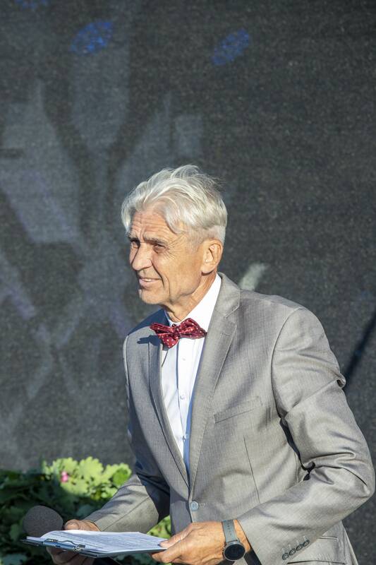 Jono Kalnelyje susibūrę klaipėdiečiai ir miesto svečiai mėgaujasi Joninių švente
