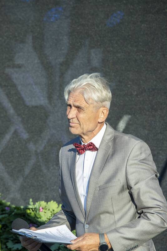 Jono Kalnelyje susibūrę klaipėdiečiai ir miesto svečiai mėgaujasi Joninių švente