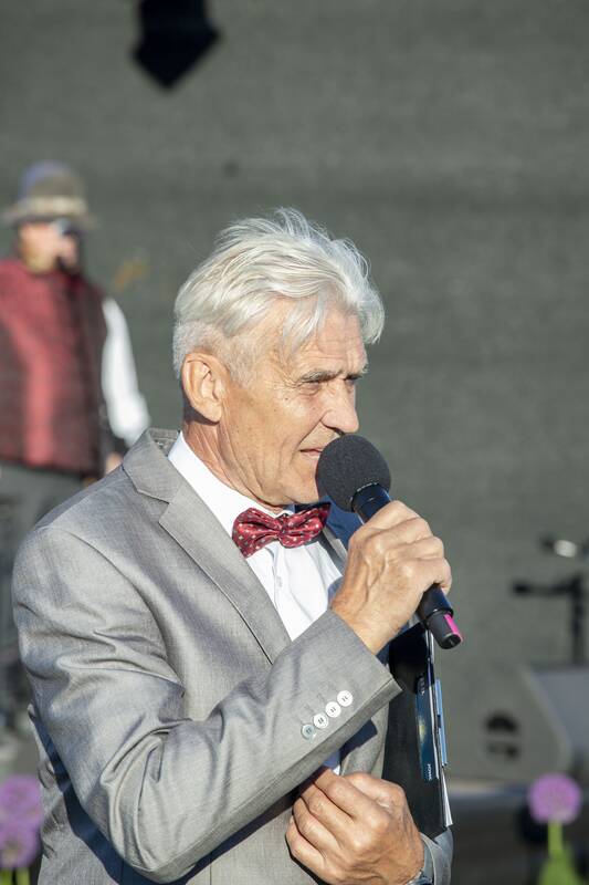 Jono Kalnelyje susibūrę klaipėdiečiai ir miesto svečiai mėgaujasi Joninių švente