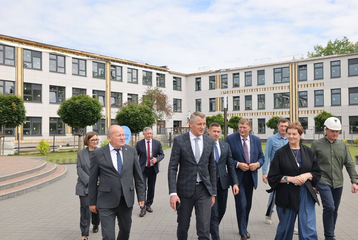 Pavyzdys: Karmėlavoje energetikos ministrui Ž. Vaičiūnui (antras dešinėje) pristatyta Balio Buračo gimnazija – pirmoji Lietuvoje skydinės renovacijos būdu atnaujinta mokykla.