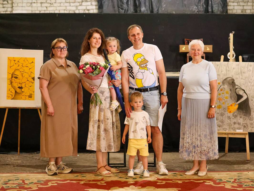 Pradžia: Kauno rajone Vaikų globos savaitė prasidėjo nuo vicemerės S. Navickienė (pirma dešinėje) ir tarybos narės Jūratės Truncienė (pirma kairėje) padėkos žodžių globėjams.