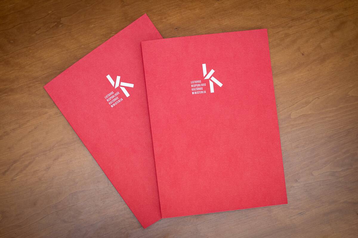 
<span>Režisieriams Aistei Žegulytei ir Andriui Blaževičiui – Kultūros ministerijos premijos</span>
