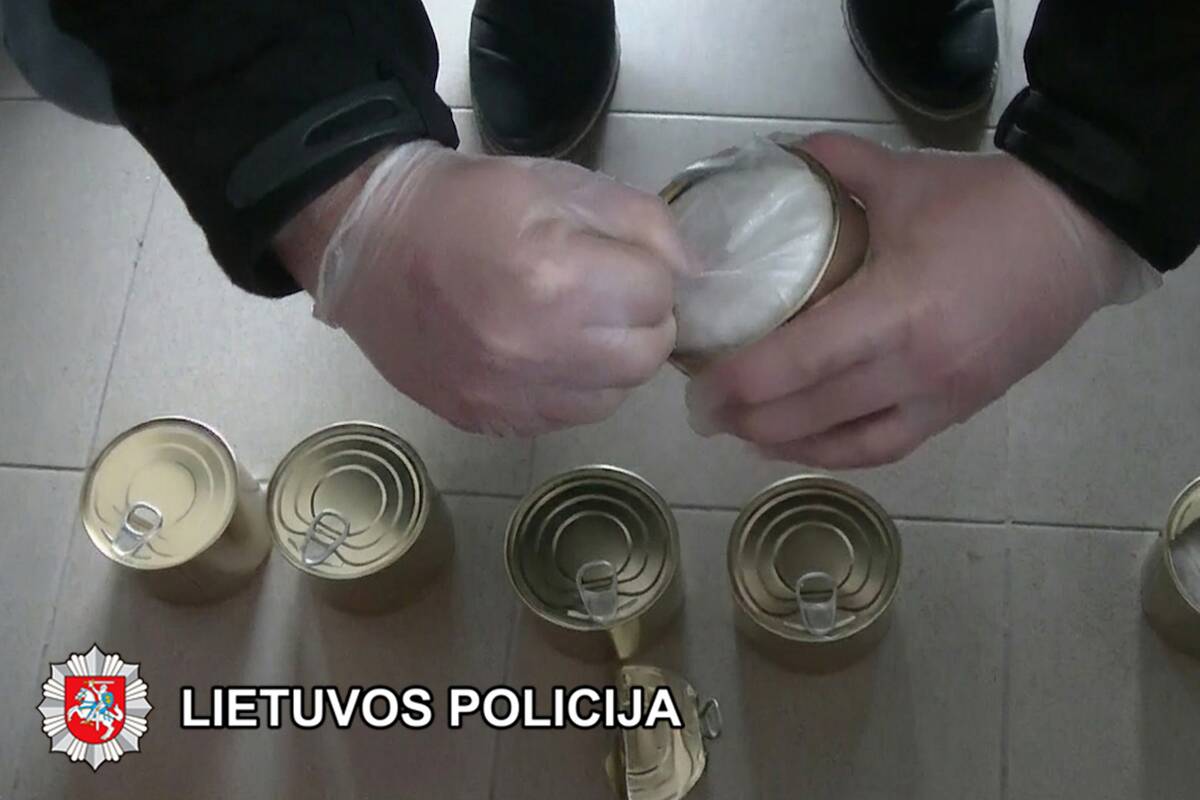
<span>Konservų dėžutėse slėpto kokaino byloje kaltinamas dar vienas asmuo</span>
