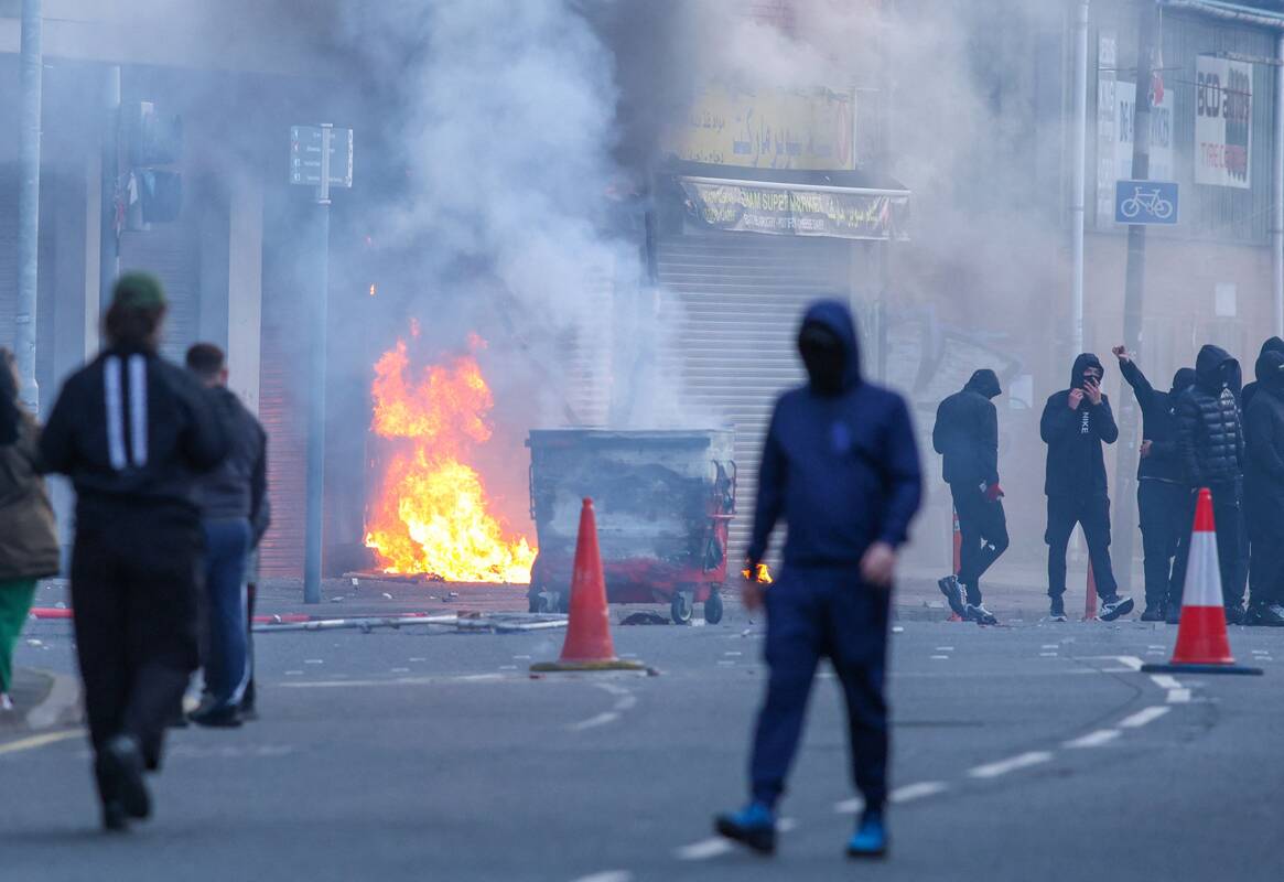 
<span>Po išpuolio peiliu Belfaste eskalavosi protestai</span>
