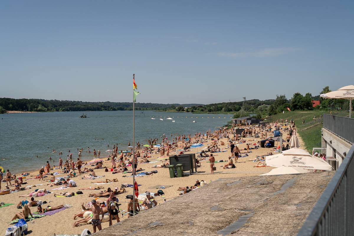 Karštis ištuštino gatves, bet užpildė Kauno paplūdimius