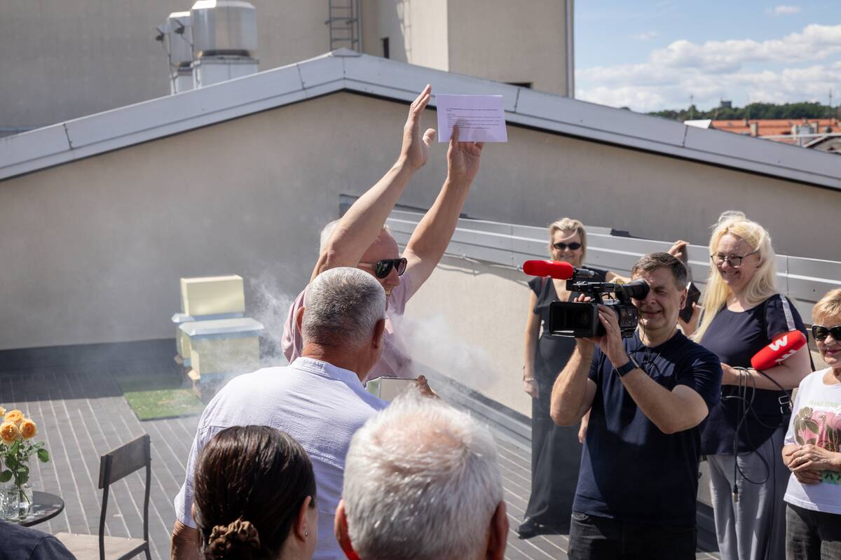 Ant Nacionalinis Kauno dramos teatro stogo įsikūrė „Dūzgiančių mūzų“  bitynas