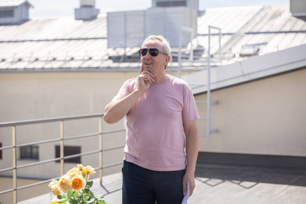 Ant Nacionalinis Kauno dramos teatro stogo įsikūrė „Dūzgiančių mūzų“  bitynas