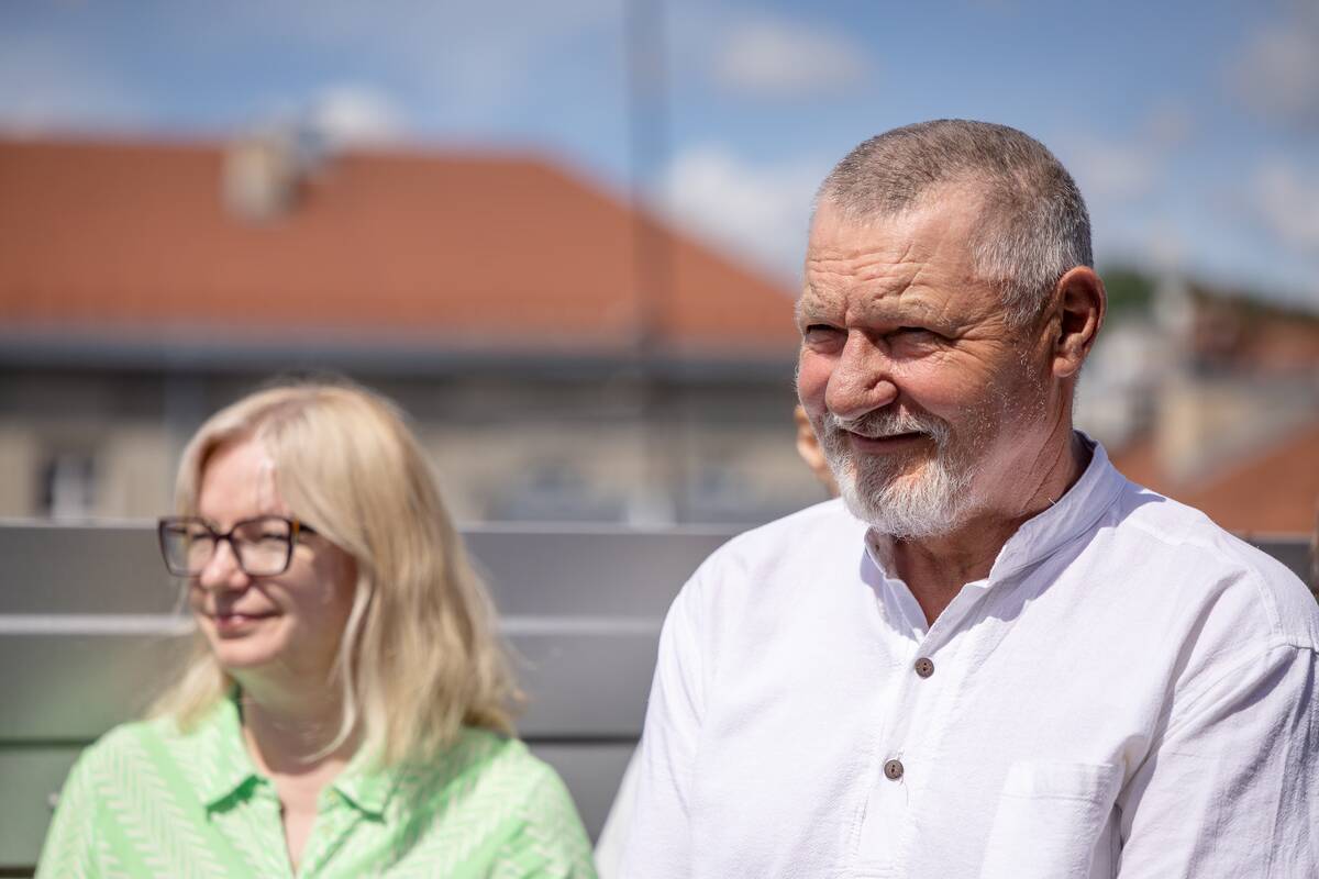 Ant Nacionalinis Kauno dramos teatro stogo įsikūrė „Dūzgiančių mūzų“  bitynas