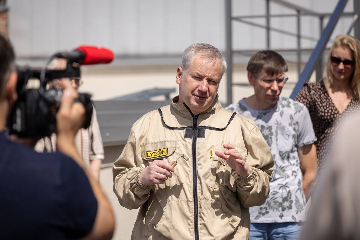 Ant Nacionalinis Kauno dramos teatro stogo įsikūrė „Dūzgiančių mūzų“  bitynas