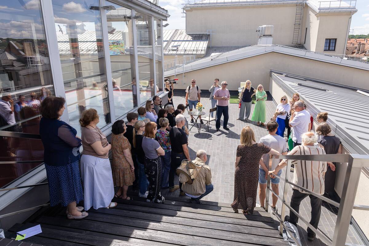 Ant Nacionalinis Kauno dramos teatro stogo įsikūrė „Dūzgiančių mūzų“  bitynas