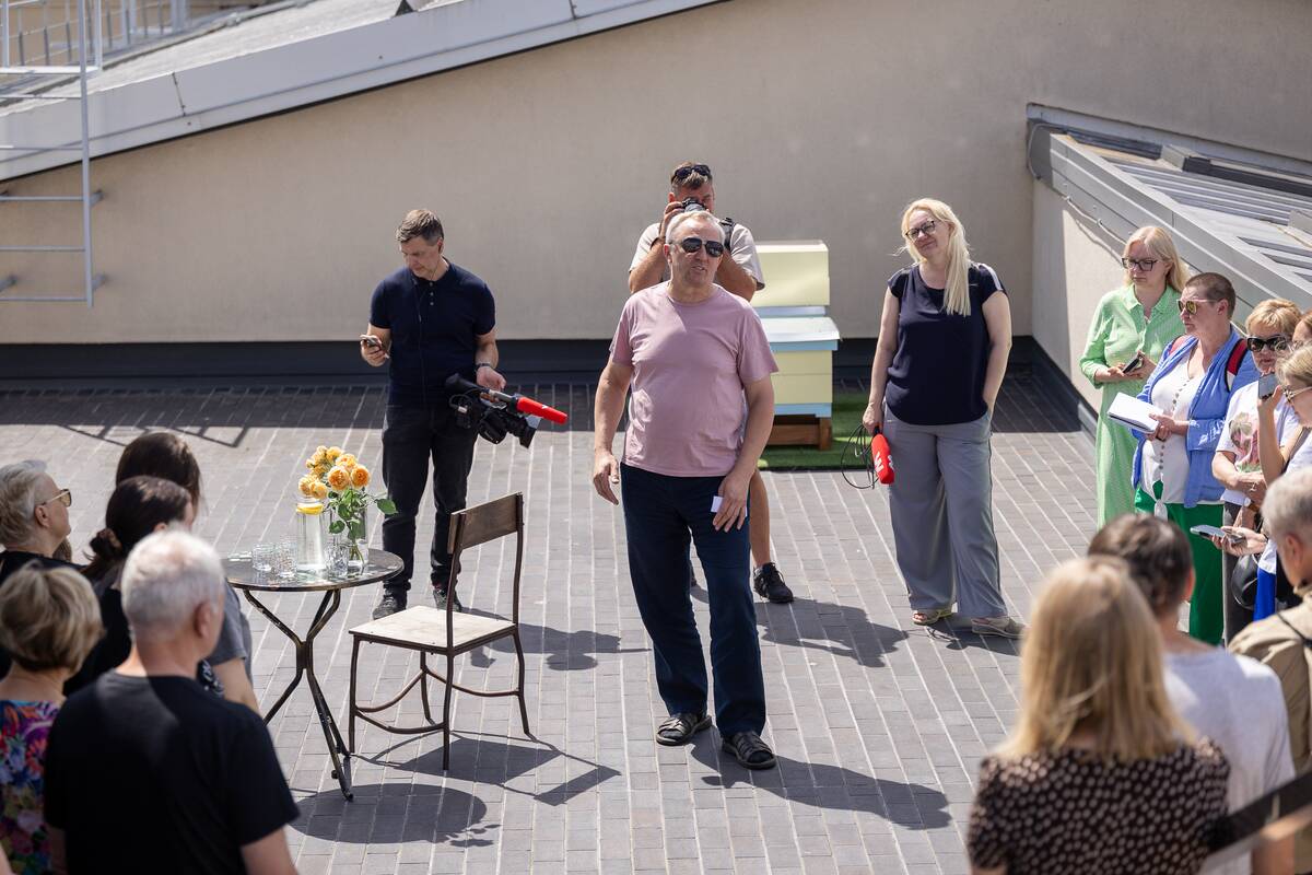 Ant Nacionalinis Kauno dramos teatro stogo įsikūrė „Dūzgiančių mūzų“  bitynas