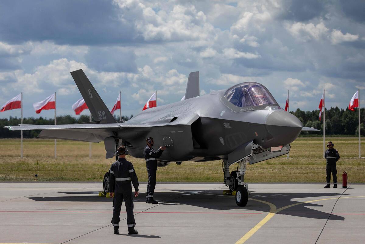 
<span>Lenkijoje pristatyti modernūs naikintuvai F-35</span>
