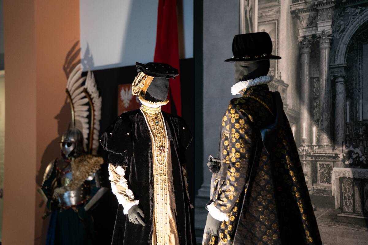Dėmesio: vienas įspūdingesnių eksponatų – atkurti Kotrynos Jogailaitės ir Jono III Vazos kostiumai.
