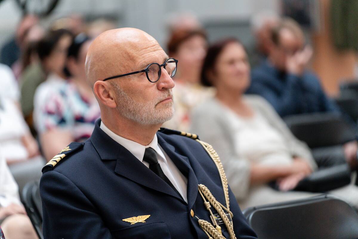 Svečias: Švedijos gynybos atašė Lietuvai pulkininkas leitenantas J. Marqvardsenas džiaugėsi Kaune atidaryta paroda.