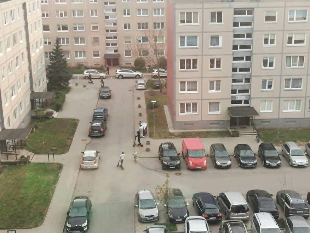 Apmaudas: klaipėdiečiai baiminasi, kad po pasivažinėjimo paspirtukais daugiabučių kiemuose gali likti apgadintų automobilių.