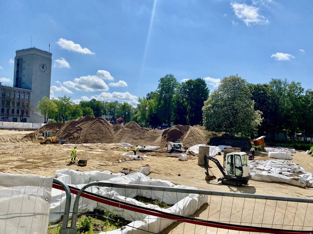 Procesas: Atgimimo aikštėje pradėti archeologinių radinių užpylimo darbai žymi naują teritorijos tvarkymo etapą.
