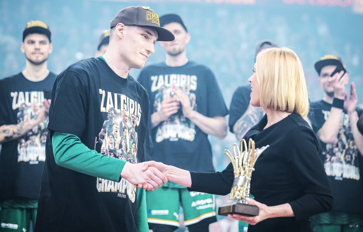 Misija: Ą. Tubeliui finalo MVP prizą įteikė LKL generalinė direktorė R. Liumienė.