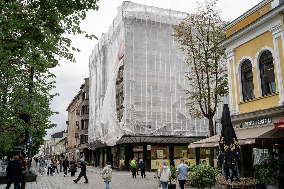 Nepuošia: „Pienocentro“ pastato grožis jau trejus metus paslėptas nuo praeivių akių.