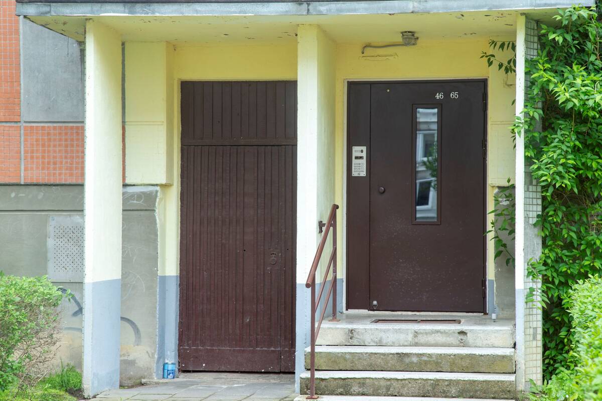 Realybė: iš užrakinto rūsio patalpų sklindanti smarvė privertė gyventojus ieškoti išeities, kurią pavyko surasti ne iš karto.
