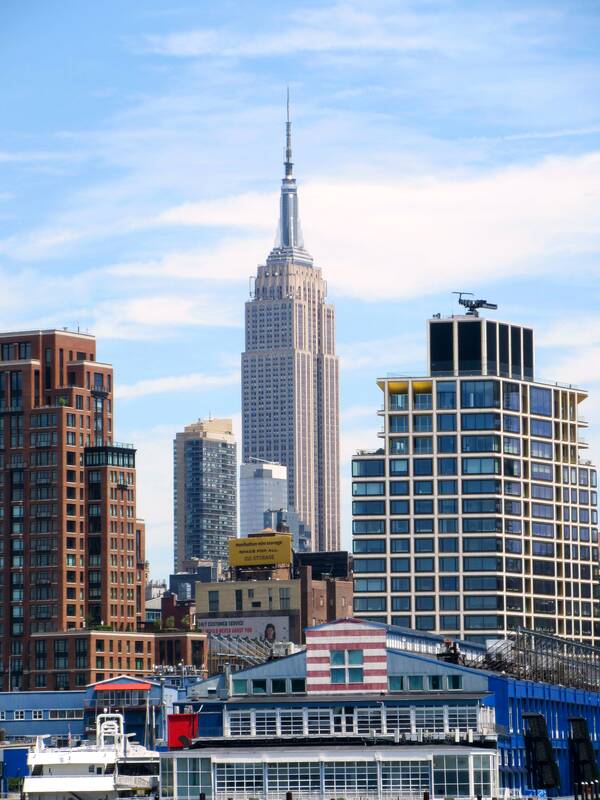 Tragedija: prieš 81 m. pilotas, pasiklydęs rūke, skrisdamas virš Manhatano, bombonešiu B-25 rėžėsi į dangoraižį „Empire State Building“.