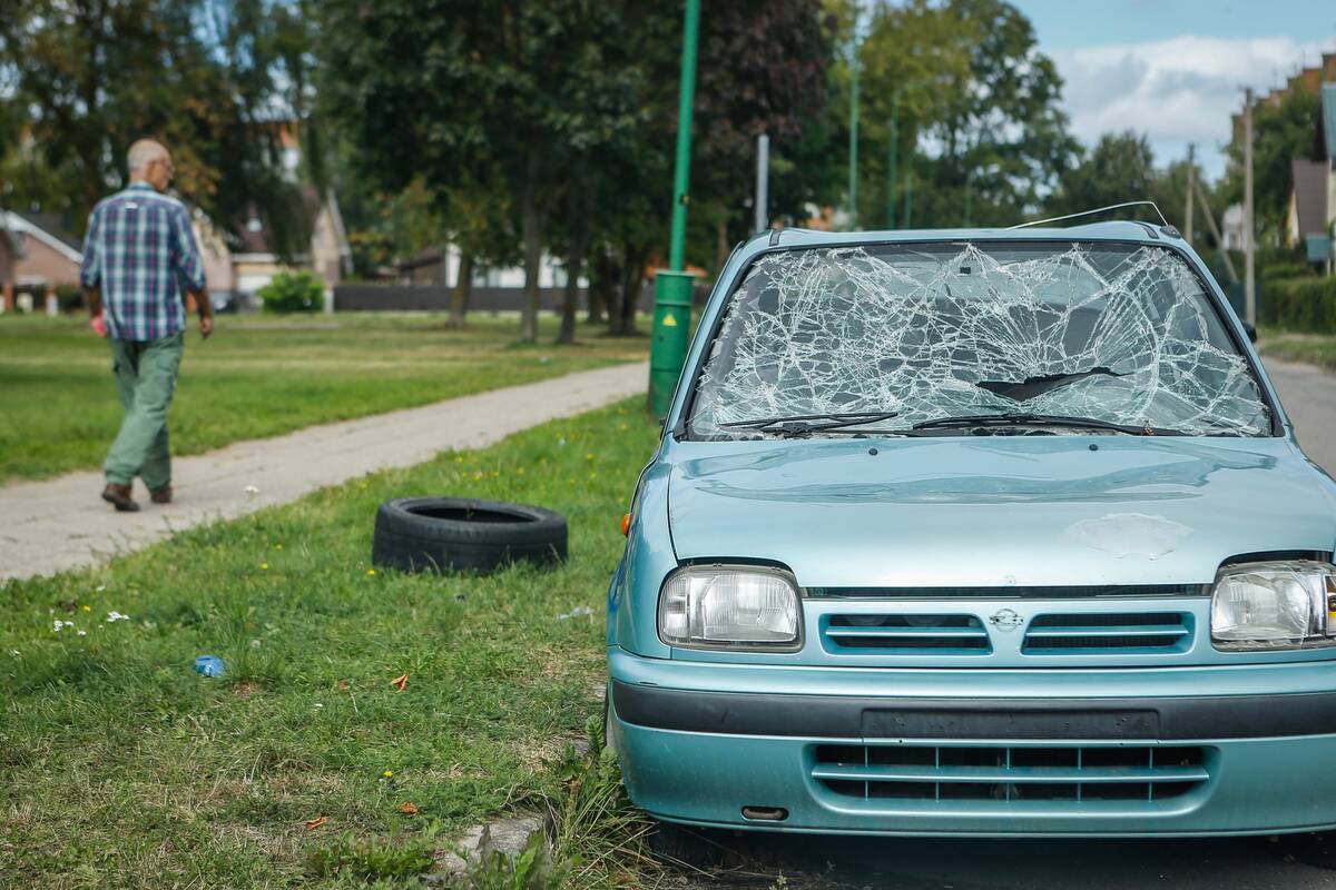 Problema: šiuo metu specialioje aikštelėje Klaipėdoje yra saugoma per 30 neeksploatuojamų, be priežiūros paliktų transporto priemonių, kurių savininkai nežinomi.