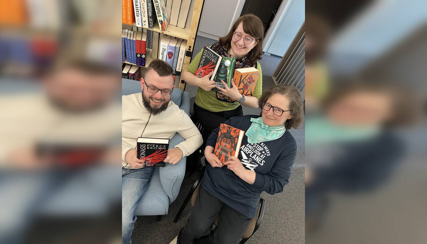 Niša: mokslinės fantastikos vertėjai (nuotraukoje iš kairės: M. Geležauskas, redaktorė Jurgita Radzevičiūtė, A. Kapočiūtė) viliasi, kad, populiarėjant šiam žanrui, vis daugiau tokių knygų bus leidžiama ir lietuvių kalba.