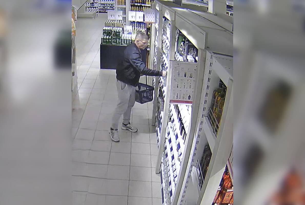 
<span>Prekybos centre pasisavinta alkoholinių gėrimų: pareigūnai turi klausimų šiam vyrui</span>
