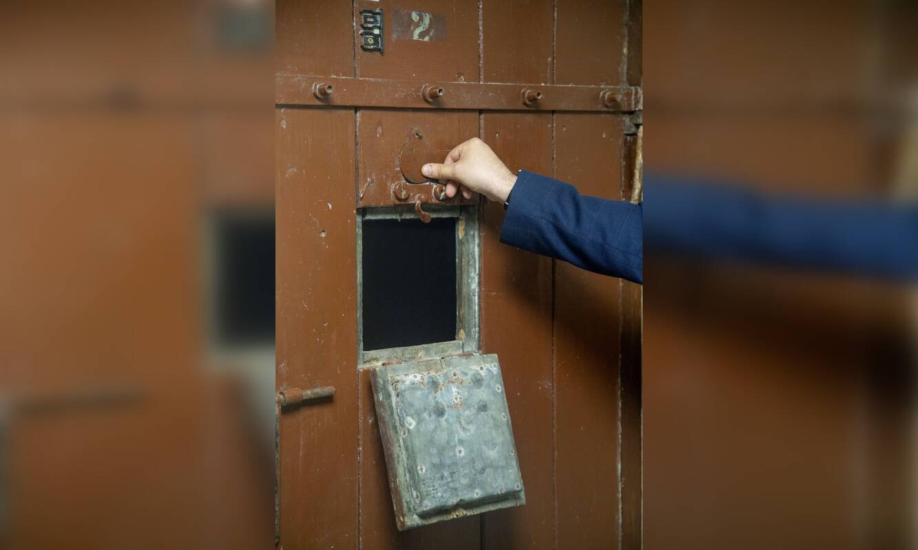 Permainos: po renovacijos Rezistencijos kovų ekspozicijos patalpose S. Nėries g. 4 autentiškumo beveik neliko, išskyrus vienas kadaise čia buvusio NKVD kalėjimo kameros duris.