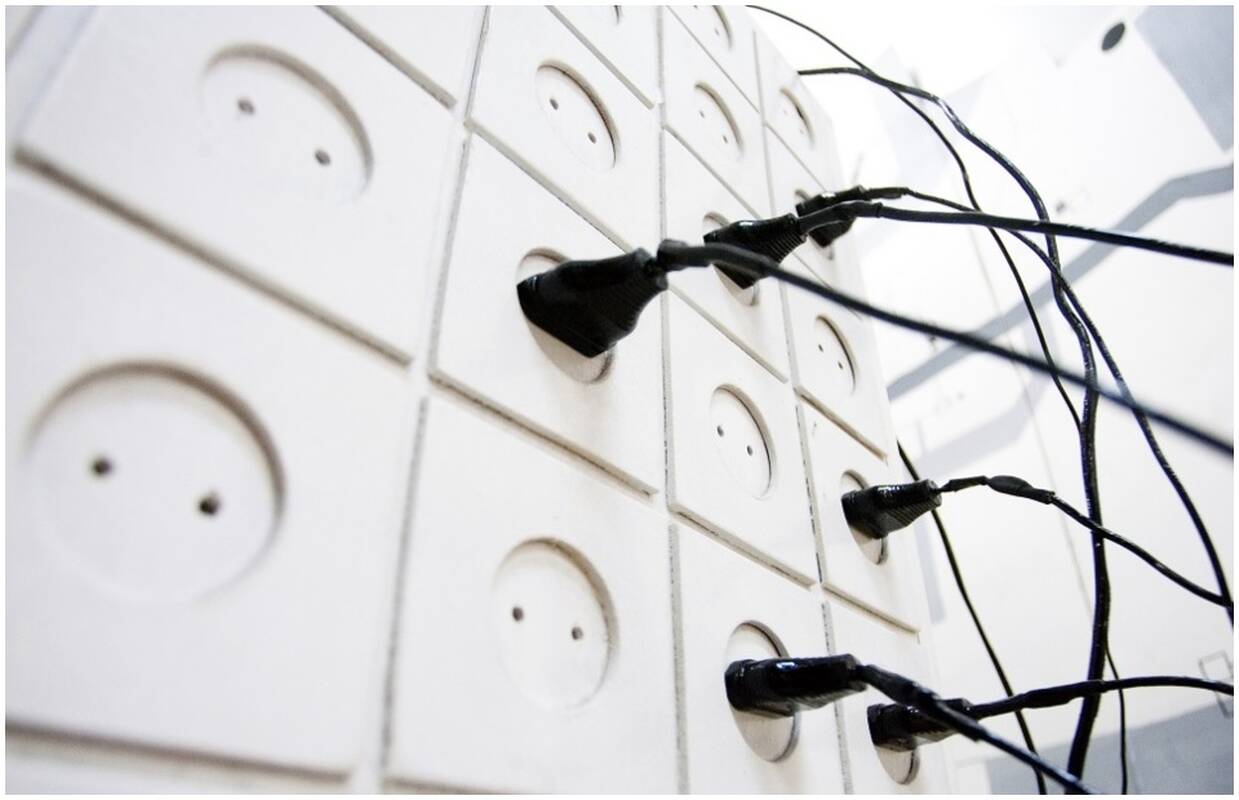 
<span>Ministras pritaria siūlymui laikinai atpiginti elektrą skolą grąžinant vėliau</span>
