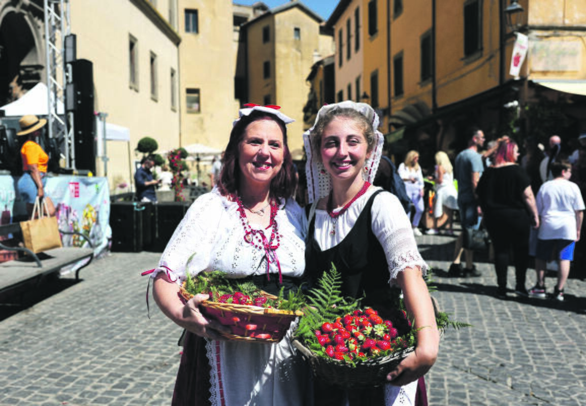 Tradicijos: Italijoje žemės ūkis — ne tik pajamų šaltinis, bet ir gyvenimmo būdo dalis, su juo susiję daugybę turistus pritraukiančių švenčių – tokių kaip Nemyje vykstantis braškių festivalis. Tačiau šiemet linksmybes aptemdė Amendolaros tragedija.