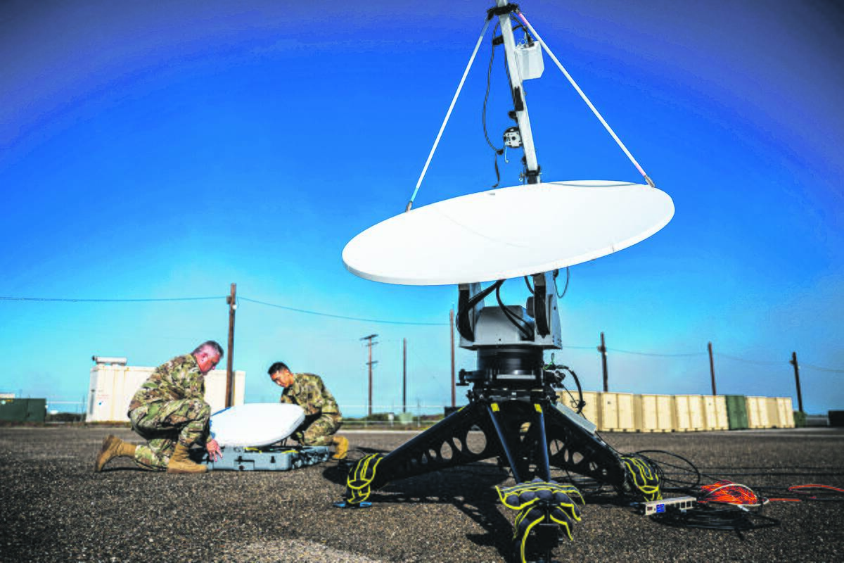 Apsauga: JAV kosminių pajėgų, eksploatuojančių ir civilių reikmėms naudojamą GPS sistemą, kariai elektromagnetinės kovos pratybose.