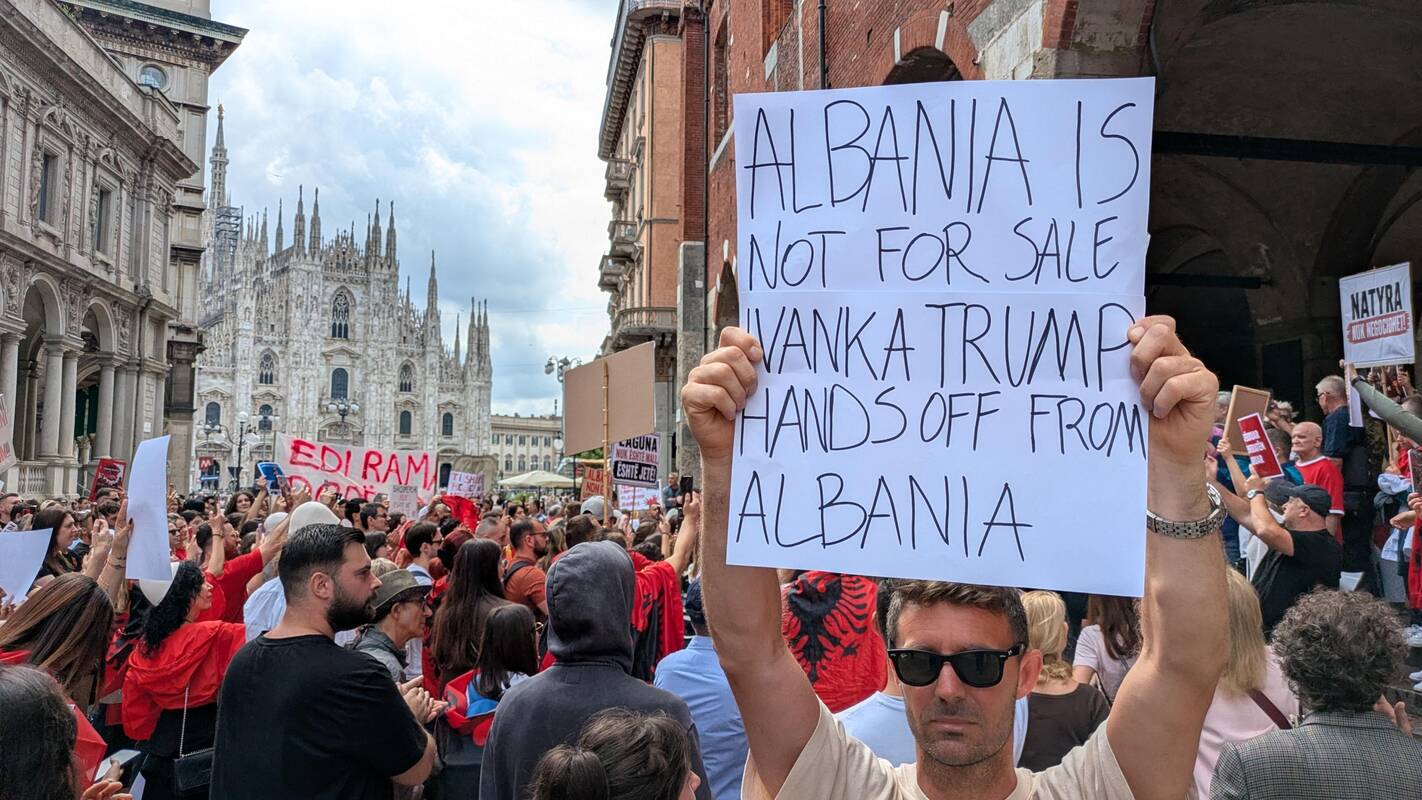 
<span>Albanija pateikė kaltinimus 27 asmenims dėl protesto prieš poilsio kompleksą, siejamą su Trumpu</span>
