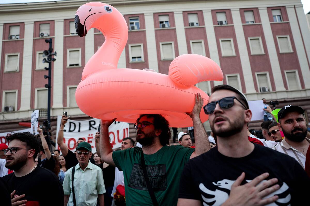 
<span>Tūkstančiai albanų protestavo prieš poilsio komplekso projektą, siejamą su Trumpu</span>
