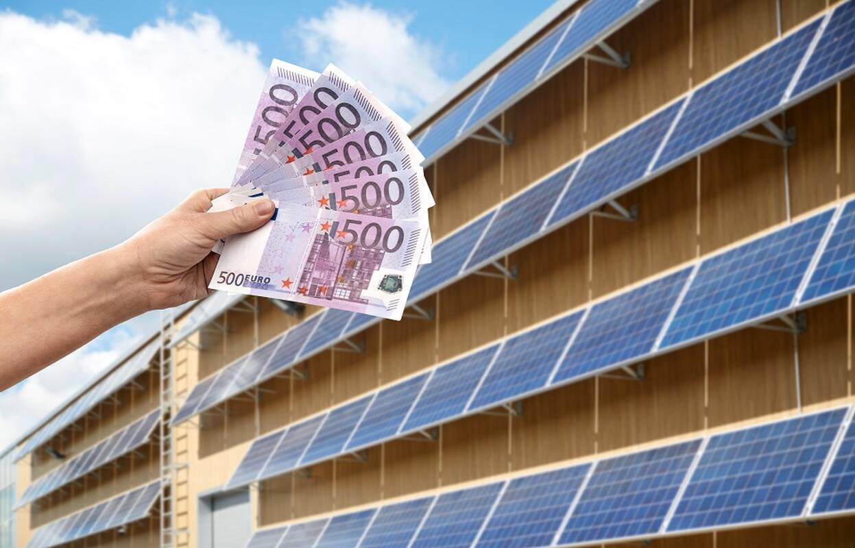 
<span>Žmonės niršta: milijoninė parama saulės elektrinėms išgraibstyta per dieną</span>
