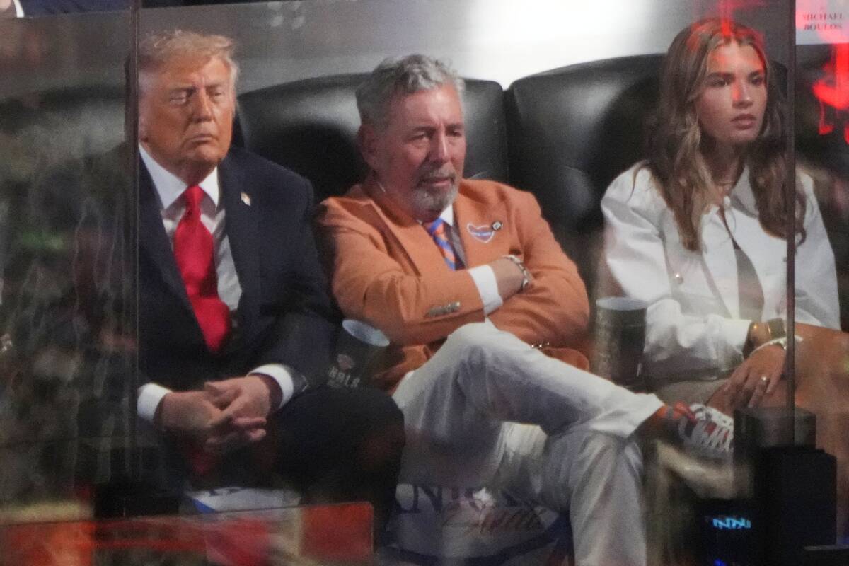 
<span>Trumpas šaltai pasitiktas NBA finale savo gimtajame Niujorke</span>
