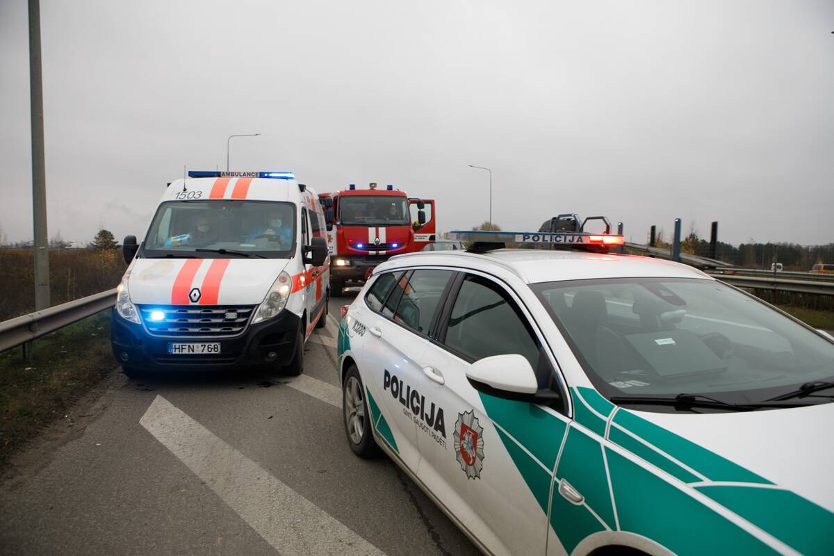
<span>Kelią A1 stingdė masinė avarija: BMW vairuotojai sužalotas veidas</span>
