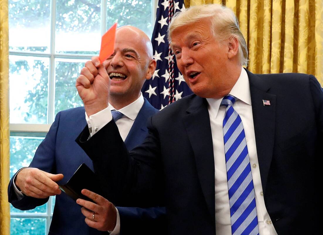 
<span>Trumpui – kaltinimai politiniu kišimusi dėl FIFA sprendimo panaikinti JAV žaidėjo kortelę</span>
