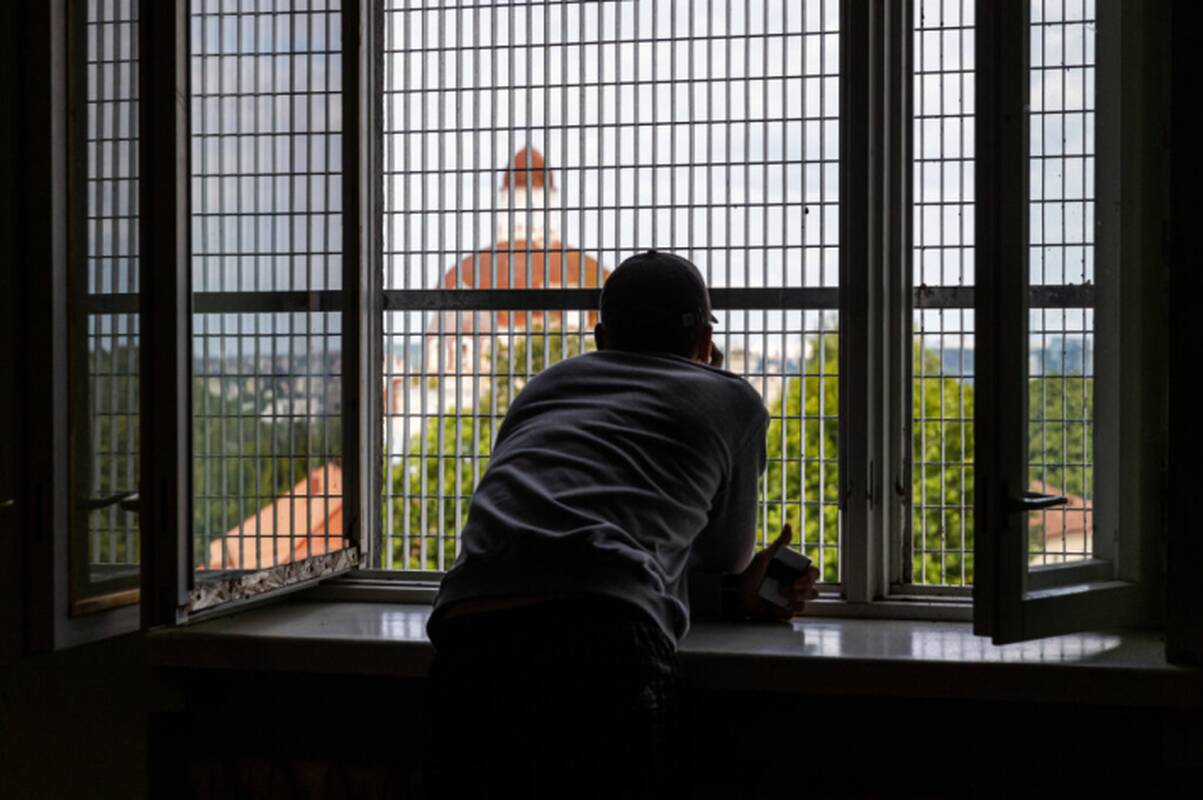 
<span>Iš trijų žmonių 95 tūkst. eurų apgaule išviliojusiam sukčiui teismas skyrė ketverius metus kalėjimo</span>
